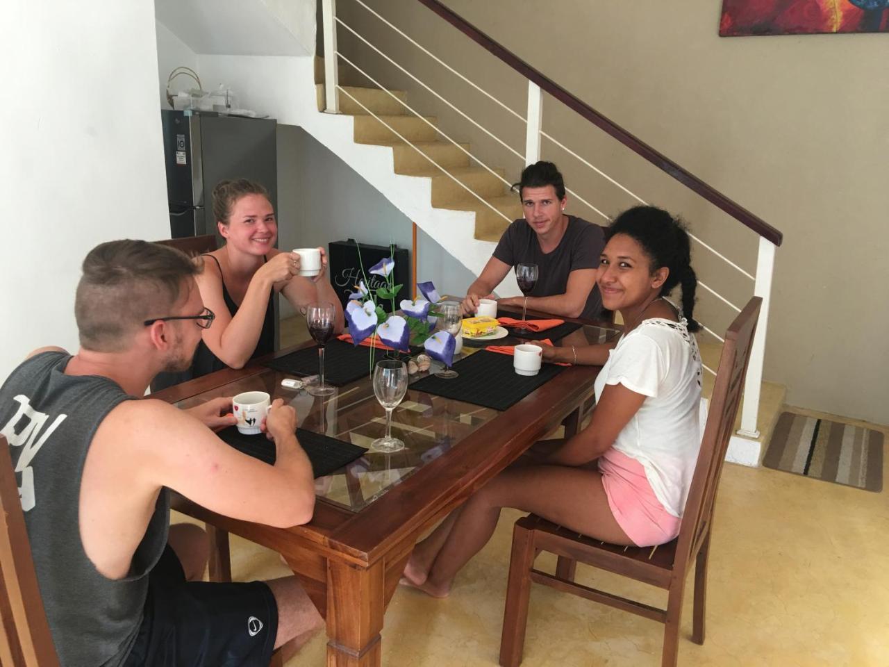 נגומבו Like Mike Tourist Guest House & Restaurant מראה חיצוני תמונה