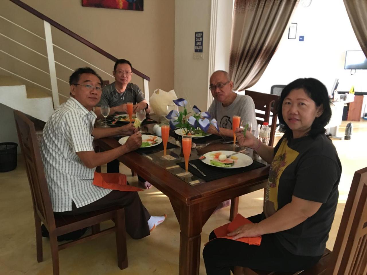 נגומבו Like Mike Tourist Guest House & Restaurant מראה חיצוני תמונה