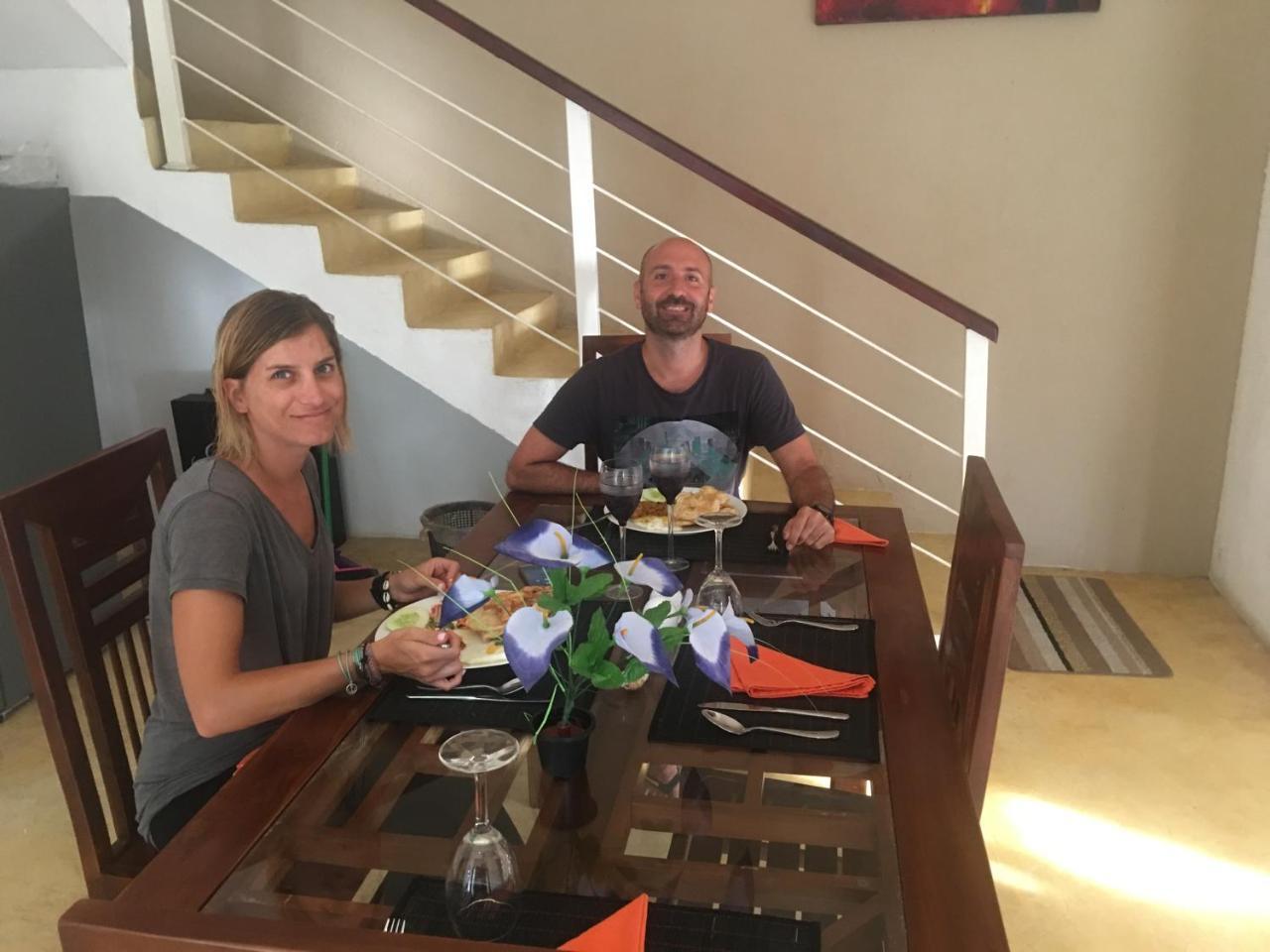 נגומבו Like Mike Tourist Guest House & Restaurant מראה חיצוני תמונה