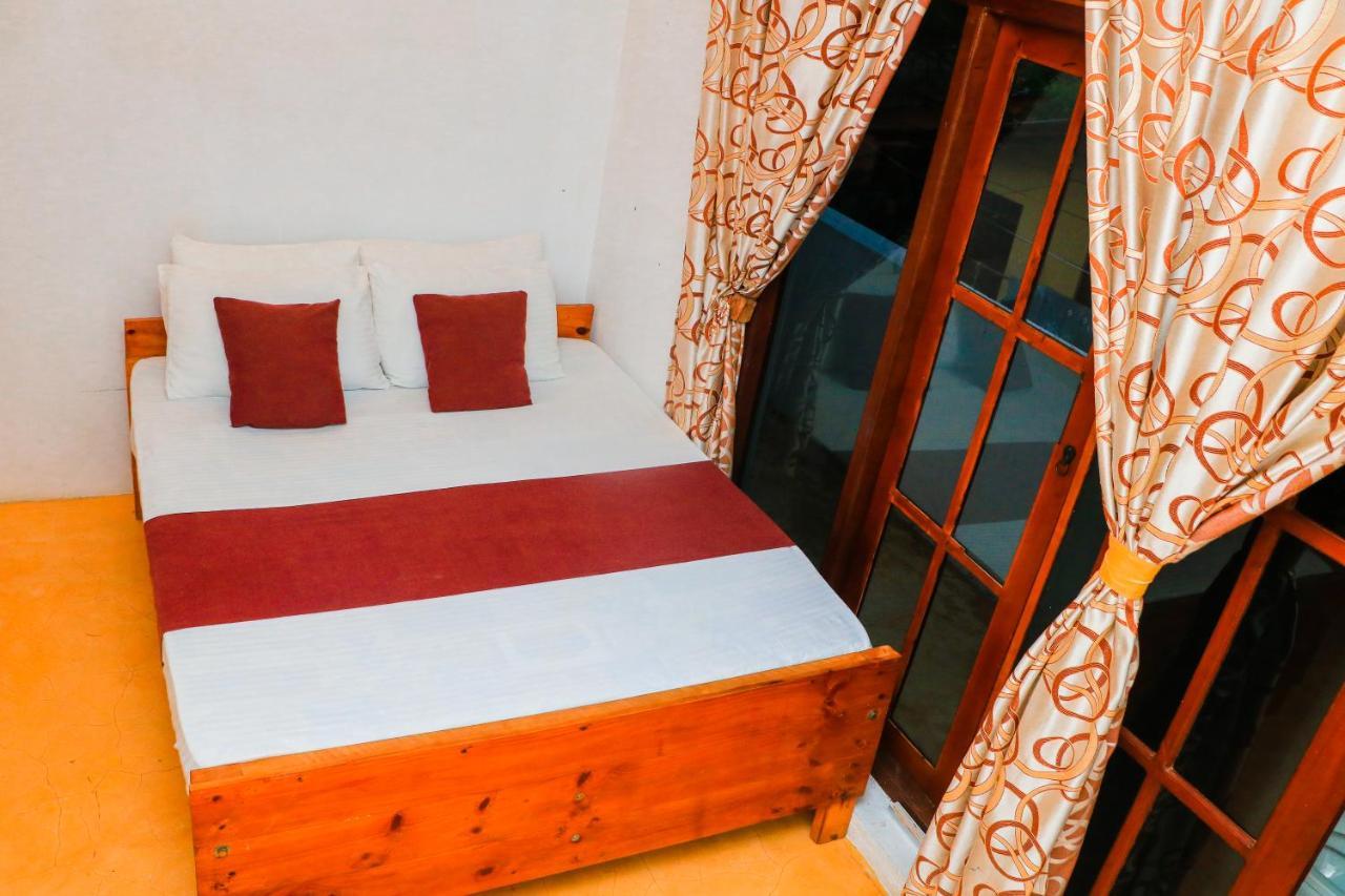 נגומבו Like Mike Tourist Guest House & Restaurant מראה חיצוני תמונה