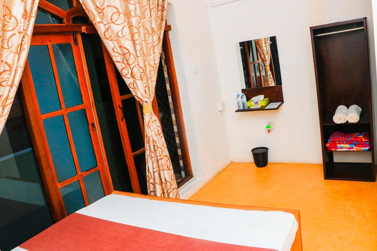 נגומבו Like Mike Tourist Guest House & Restaurant מראה חיצוני תמונה
