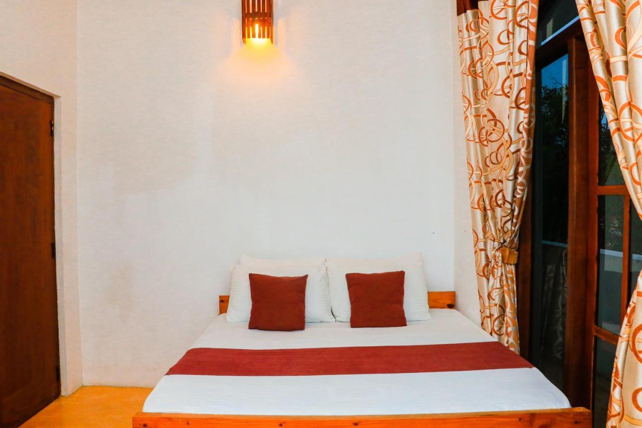 נגומבו Like Mike Tourist Guest House & Restaurant מראה חיצוני תמונה