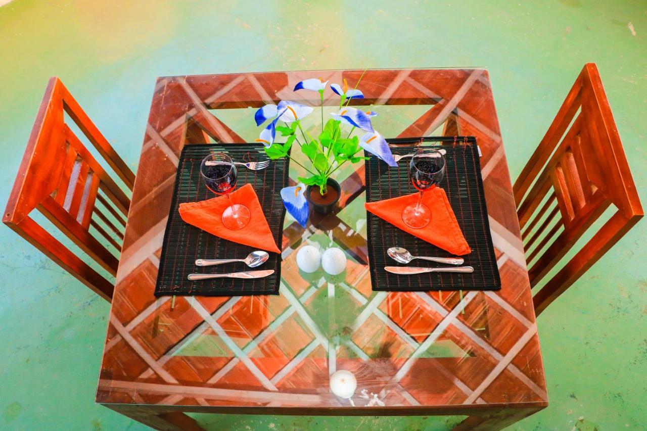 נגומבו Like Mike Tourist Guest House & Restaurant מראה חיצוני תמונה