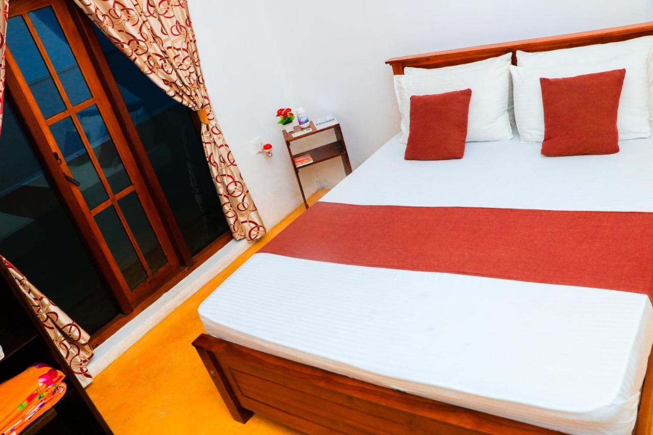 נגומבו Like Mike Tourist Guest House & Restaurant מראה חיצוני תמונה