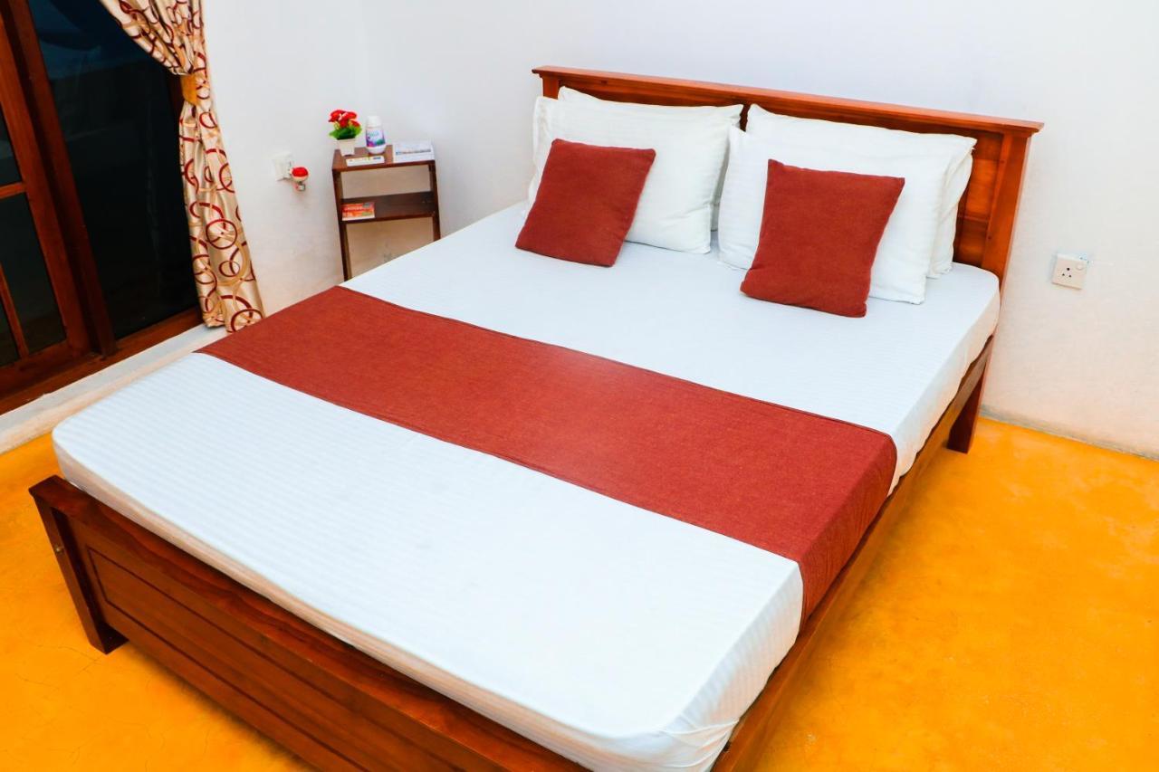 נגומבו Like Mike Tourist Guest House & Restaurant מראה חיצוני תמונה