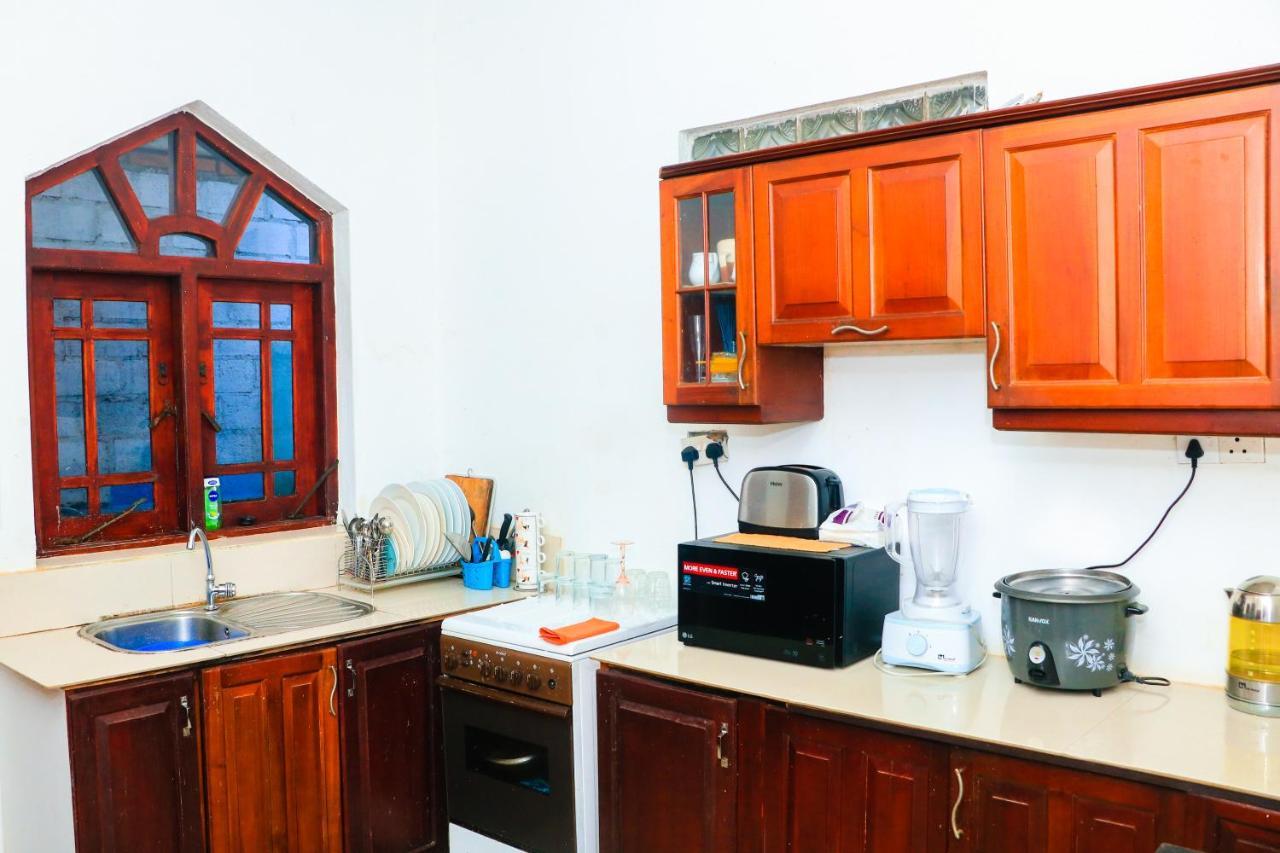 נגומבו Like Mike Tourist Guest House & Restaurant מראה חיצוני תמונה