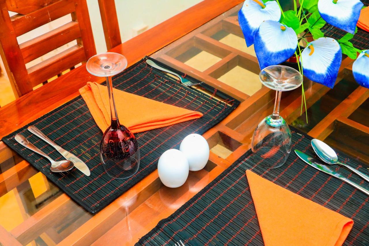 נגומבו Like Mike Tourist Guest House & Restaurant מראה חיצוני תמונה