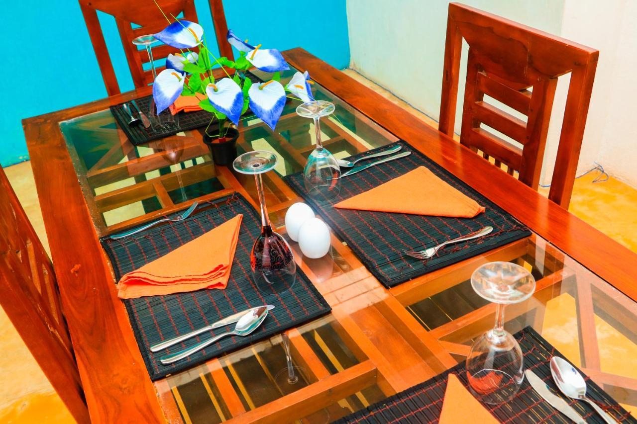 נגומבו Like Mike Tourist Guest House & Restaurant מראה חיצוני תמונה
