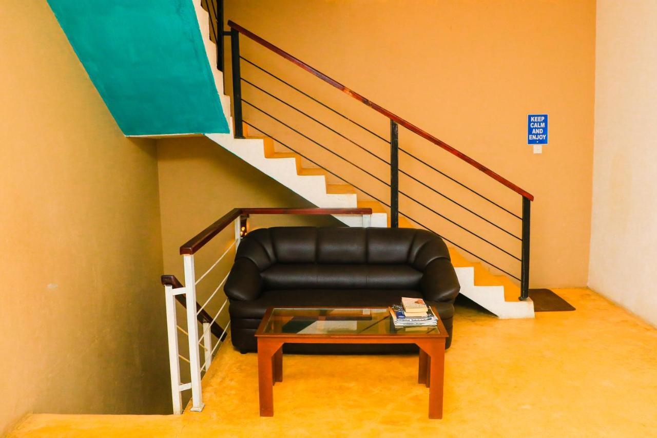 נגומבו Like Mike Tourist Guest House & Restaurant מראה חיצוני תמונה